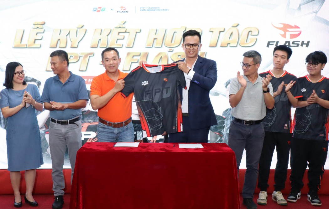 Đại diện FPT Telecom trao áo đấu mới cho đội tuyển Flash, đánh dấu một khởi đầu mới trong lĩnh vực Thể thao điện tử của cả hai bên.