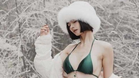 Học theo MC Vũ Phương Thảo, người đẹp này khiến fan lo lắng khi mặc bikini chụp ảnh trên núi tuyết