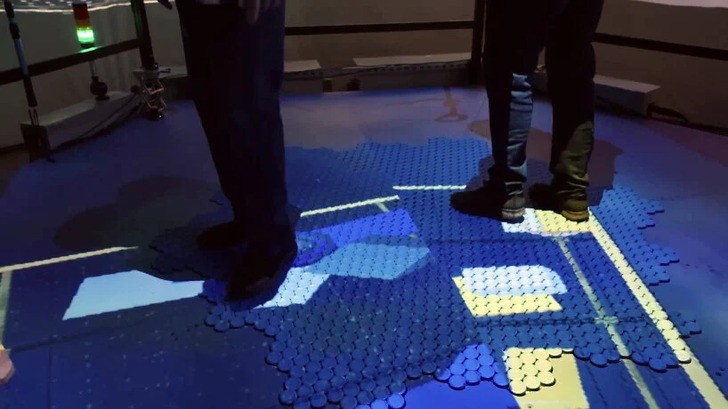 cong - Sàn HoloTile - Công nghệ đột phá trong thế giới thực tế ảo Disney-imagineering-holotile-floor-treadmill-vr-designboom-0420240129205619