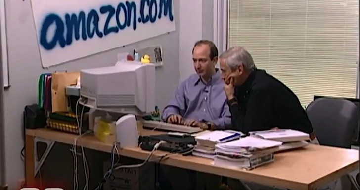 Bàn làm việc lạ đời của tỷ phú công nghệ Jeff Bezos có gì độc đáo?