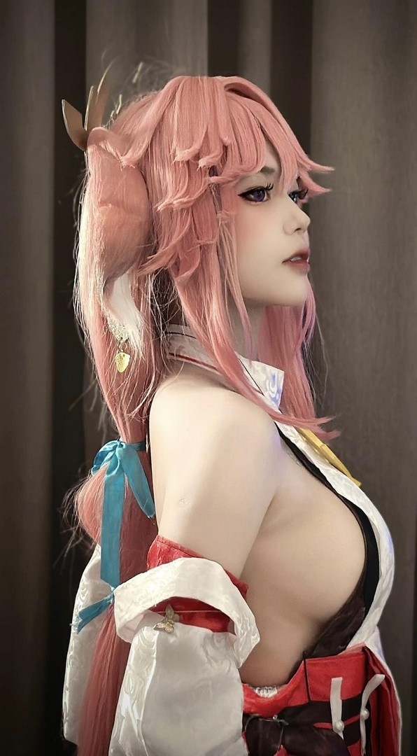 Nữ coser tung bộ ảnh cosplay Yae Miko ngay trong đêm khiến game thủ thao thức