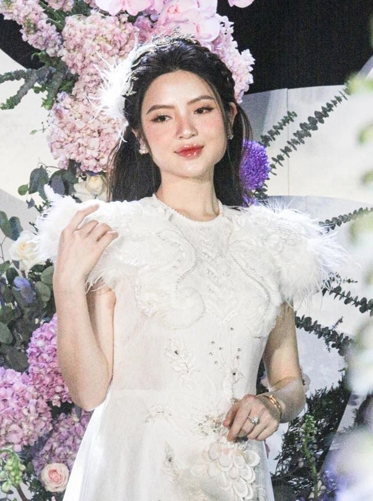 Vợ Quang Hải xinh đẹp trong ngày cưới, nhưng có điều này lạ lắm!