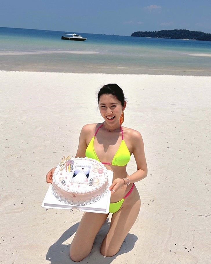 Thúy Ngân diện bikini thả dáng ‘bỏng mắt’ đón sinh nhật trên biển