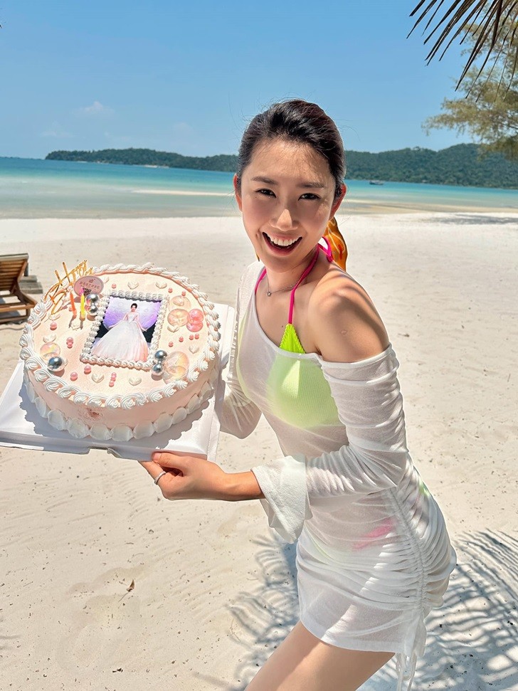 Thúy Ngân diện bikini thả dáng ‘bỏng mắt’ đón sinh nhật trên biển