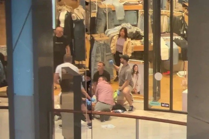 Nóng nhất tại Úc lúc này: Vụ tấn công nghiêm trọng tại trung tâm mua sắm