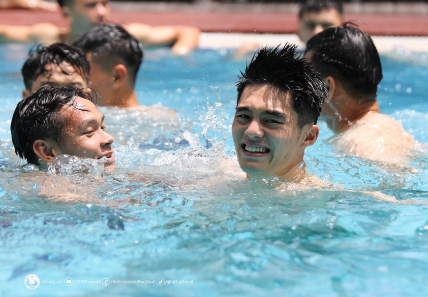 Các nam thần U23 Việt Nam cực cháy bên hồ bơi, khoe cơ bụng 6 múi đốt mắt fan nữ