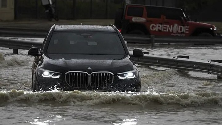 Dubai ngập lụt kinh hoàng, hàng loạt siêu xe 