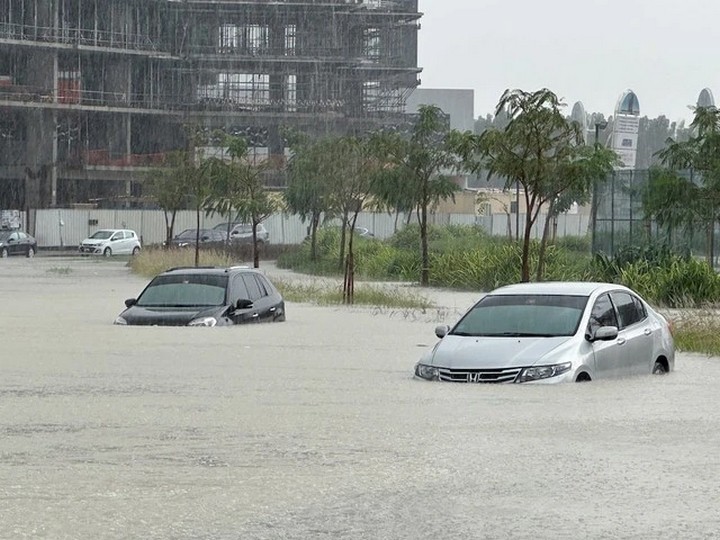 Dubai ngập lụt kinh hoàng, hàng loạt siêu xe 'ra khơi tìm kho báu'