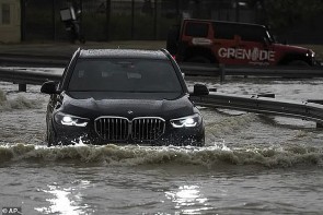 Dubai ngập lụt kinh hoàng, hàng loạt siêu xe 