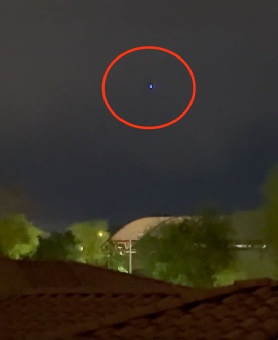 Xuất hiện UFO trên bầu trời khiến đám đông la hét, nhiều nghi vấn đặt ra là gì?