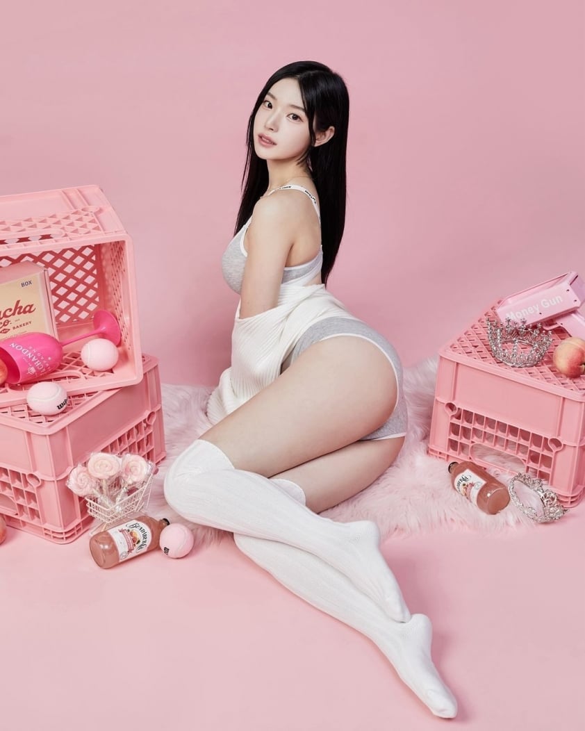 Hot girl Jo Yeon Ju biểu cảm 'ngọt như kẹo', body nuột nà 