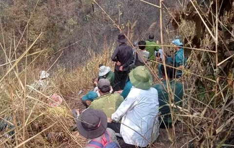 Phát hiện xác chết cháy của ba cha con trong khe núi ở Điện Biên