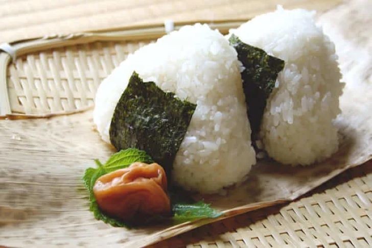 Độc lạ món cơm nắm ‘chua thanh, ngọt dịu’ được nặn bằng nách của thiếu nữ tại Nhật Bản