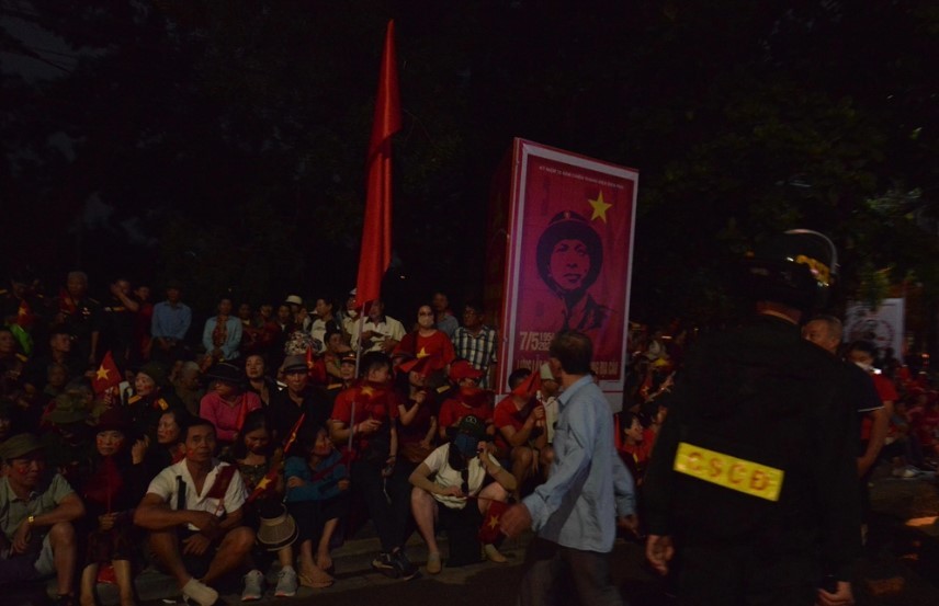 Chờ xem diễu binh tại Điện Biên Phủ, hàng người cùng hát vang 'Việt Nam Hồ Chí Minh'