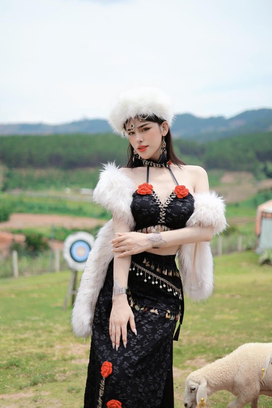 Bé mèo Trần Đức Bo diện trang phục Mông Cổ hở bạo, khoe dáng nuột