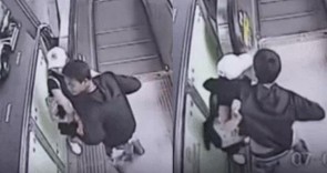 Đang đi thang cuốn ở ga tàu điện, cô gái bị nam thanh niên xé áo đòi cưỡng bức