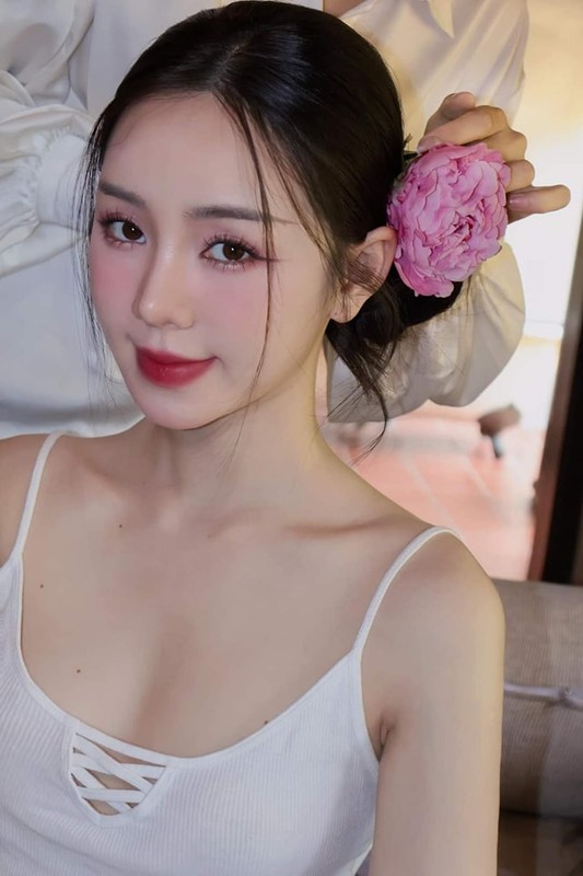 Hot girl 'Quỳnh Kool diện váy cắt xẻ táo bạo, khoe lưng trần