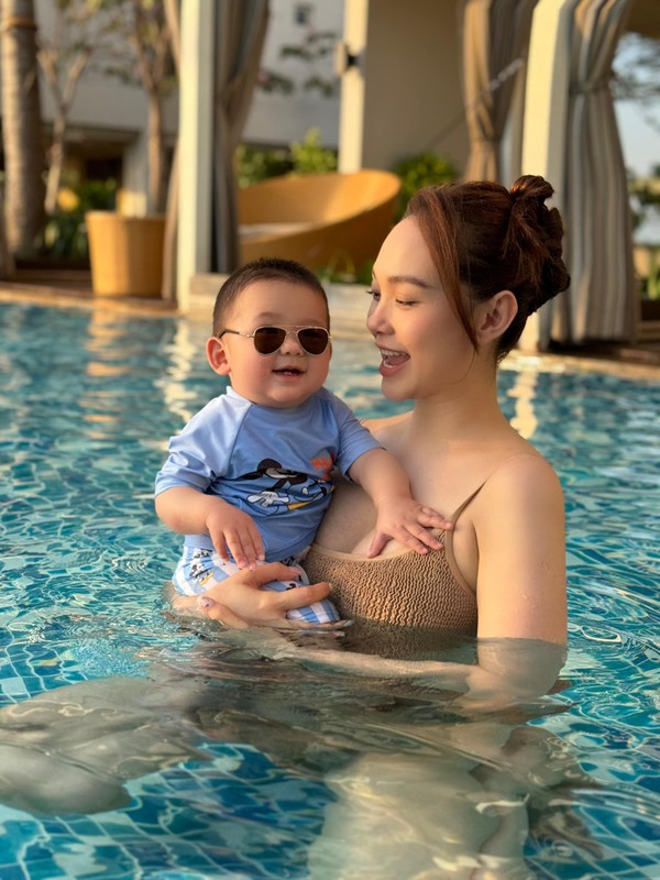 Ca sĩ Minh Hằng khoe vóc dáng 'đồng hồ cát' trong bộ bikini bốc hỏa hậu sau sinh