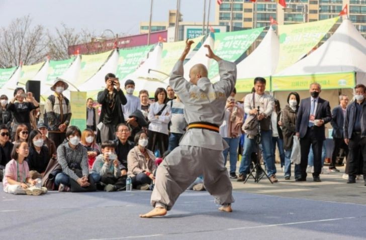 Độc lạ lễ hội Phật giáo tại Hàn Quốc, vị sư thầy quẩy EDM cực căng khiến Phật tử hò hét đến vỡ trận!!!