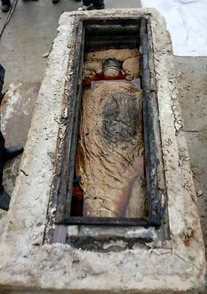 Nhóm công nhân hoảng hồn khi phát hiện thứ bên trong quan tài 700 năm
