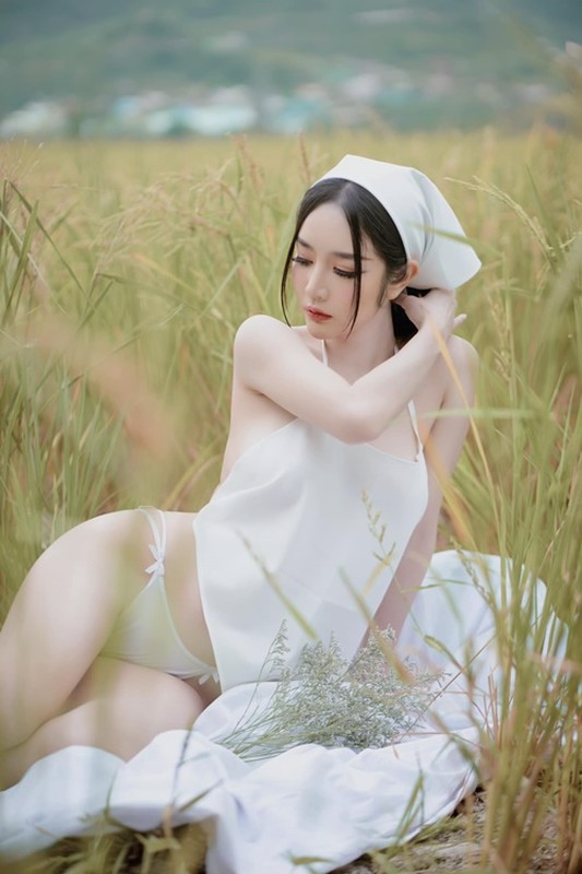 Hot girl Thái Lan khiến dân tình ngỡ ngàng khi tung bộ ảnh hở bạo giữa cánh đồng lúa