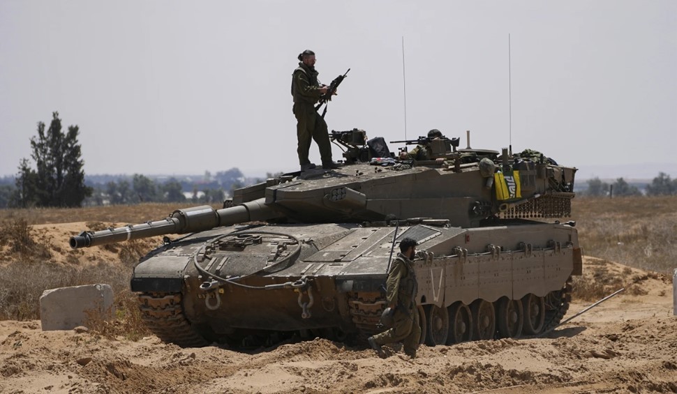 Lỡ lái xe tăng cán trúng tổ ong, 11 binh sĩ Israel bị đàn ong trả thù đến nhập mạng