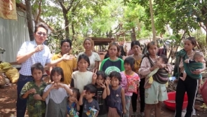 ‘Chiến thần sinh đẻ’ - cặp vợ chồng Gia Lai có 15 người con, nghe lý do còn choáng hơn!