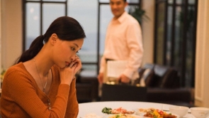 Nhật Bản: Một ông chồng bị vợ xiên thẳng tay vì hỏi “Cơm tối chưa xong à?”