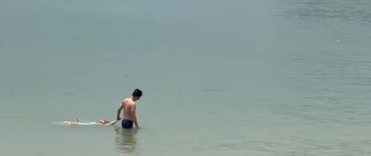 Đứng hình đôi tình nhân tắm biển Hạ Long khiến ai chứng kiến đều xuýt chút báo công an