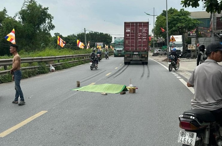 Không đội mũ bảo hiểm, cô gái 'đắp chiếu' do va chạm giao thông ở Thường Tín
