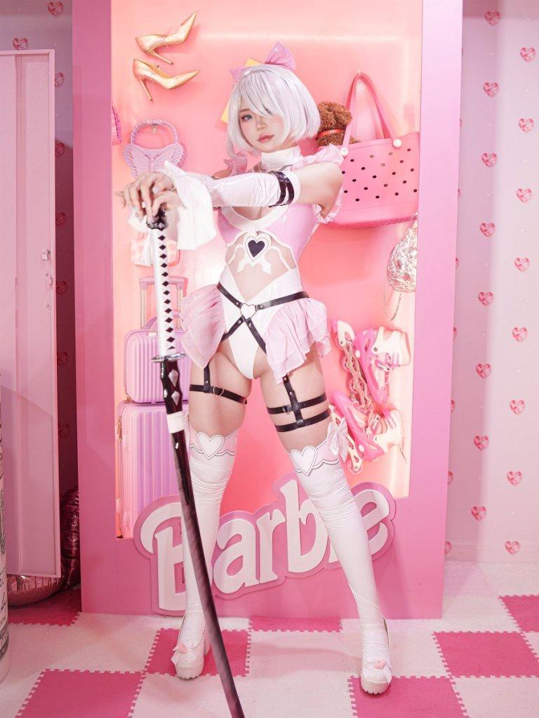 Bộ ảnh Cosplay 2B phiên bản "Barbie" trong NieR: Automata cực kỳ ngọt ngào và quyến rũ