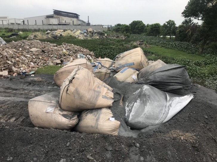 Quyết định khởi tố đối tượng đổ 350 tấn chất thải độc hại ra môi trường tại Hưng Yên