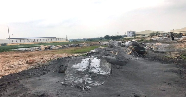 Quyết định khởi tố đối tượng đổ 350 tấn chất thải độc hại ra môi trường tại Hưng Yên