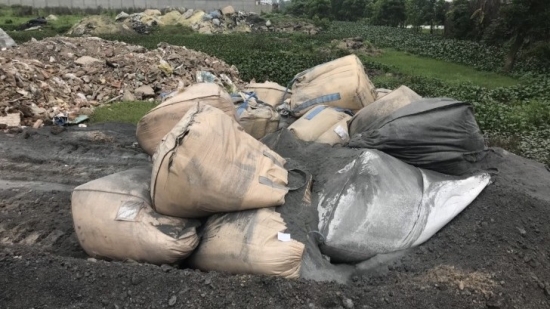 Người phụ nữ U70 đổ 350 tấn chất thải độc hại ra môi trường tại Hưng Yên