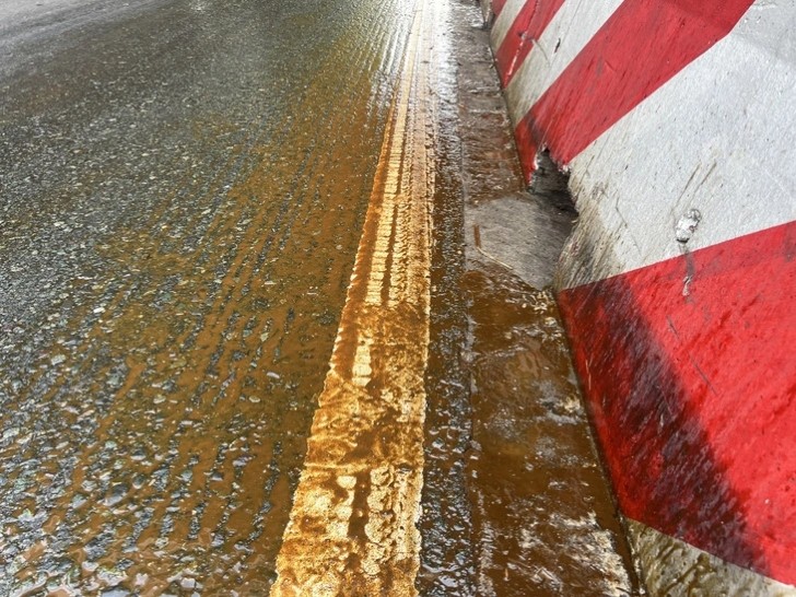 ‘Cơn mưa’ nước mắm khiến hàng chục phương tiện giao thông trượt té tại Thủ Đức