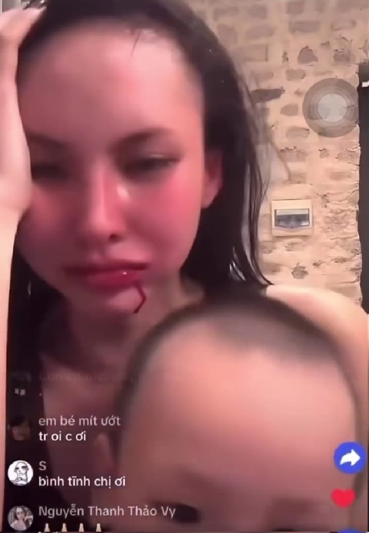 Sốc: Vợ Decao  - Lâm Minh livestream ôm con khóc nức nở, tố bị ai đó bạo hành