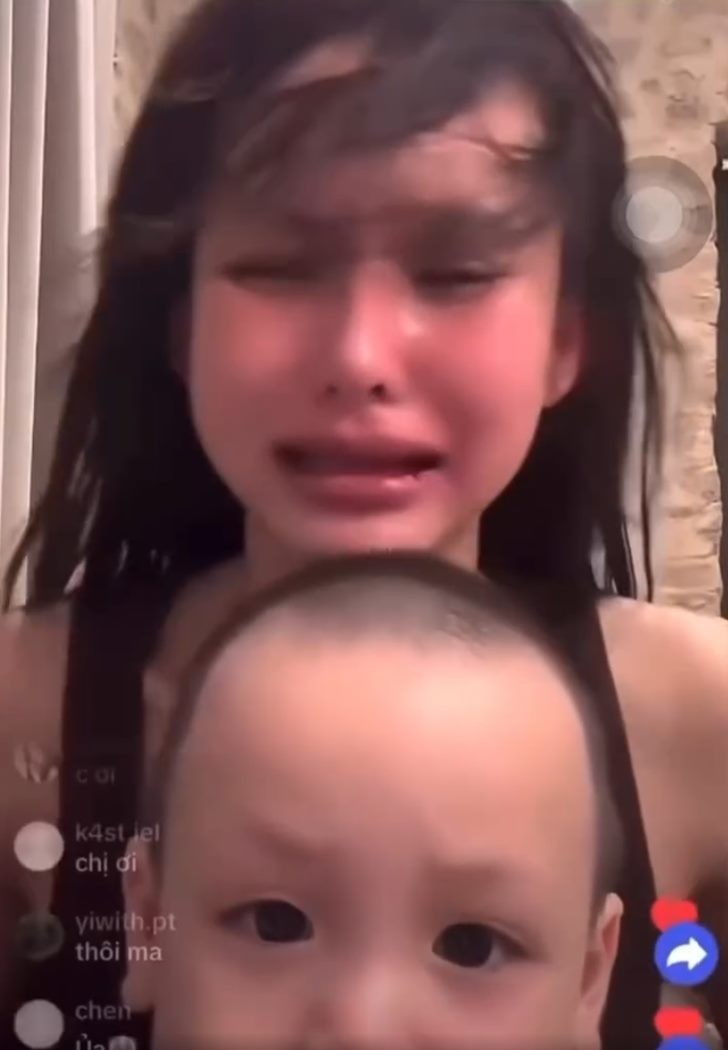 Sốc: Vợ Decao  - Lâm Minh livestream ôm con khóc nức nở, tố bị ai đó bạo hành