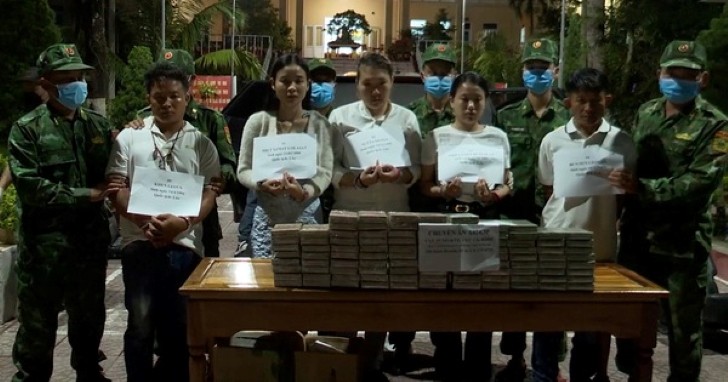Bắt khẩn cấp nhóm đối tượng người Lào vận chuyển 100 bánh heroin vào Việt Nam