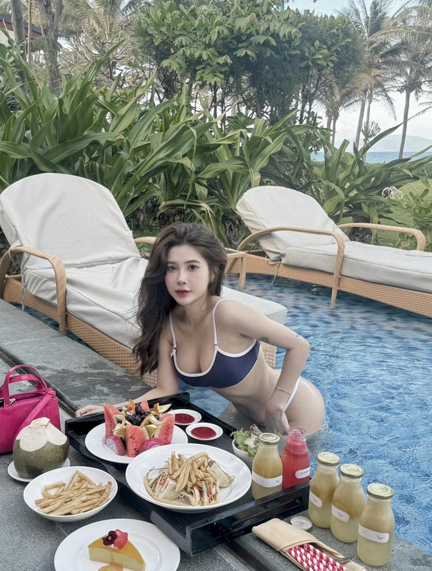 Hot girl Quỳnh Ami diện bikini khoe vòng 1 nhấp nhô bên gềnh đá