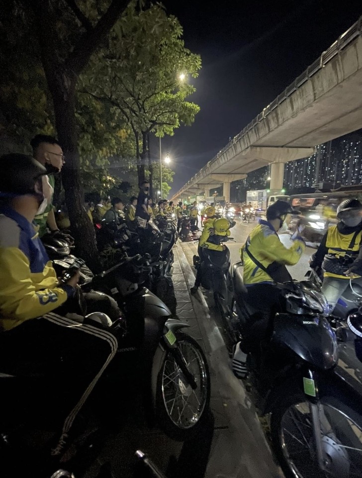 Tài xế xe ôm công nghệ chia phe phái, hẹn nhau thanh toán tại Hà Nội
