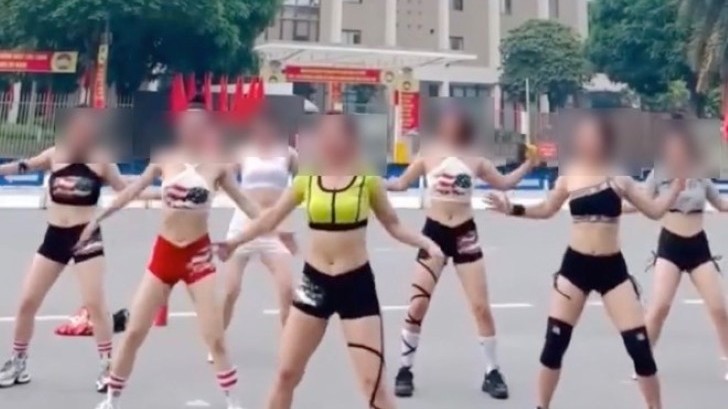 'Thủng màng nhĩ' với vũ đoàn U60 bật loa lớn tập Aerobic ở Hà Nội!