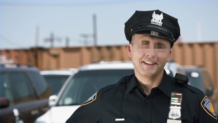 Một cảnh sát Mỹ quan hệ với nữ nghi phạm ngay trên xe tuần tra