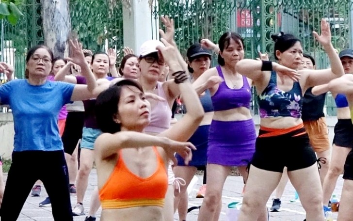 Thủng màng nhĩ với những bà cô bật loa lớn tập Aerobic ở Hà Nội!