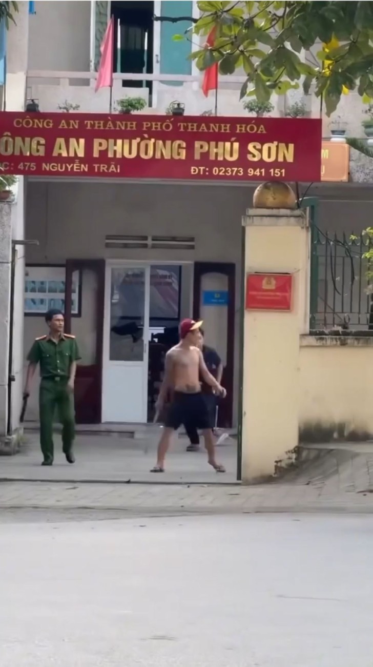 Vác dao vào đồn công an, thanh niên ngáo đá có pha hát Quốc Ca căng thẳng nhất Việt Nam
