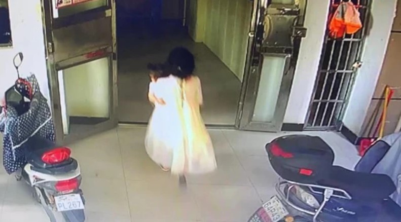 Kinh hoàng: Bé gái 13 tuổi ném em gái 2 tuổi từ cửa sổ tầng 17 xuống tử vong