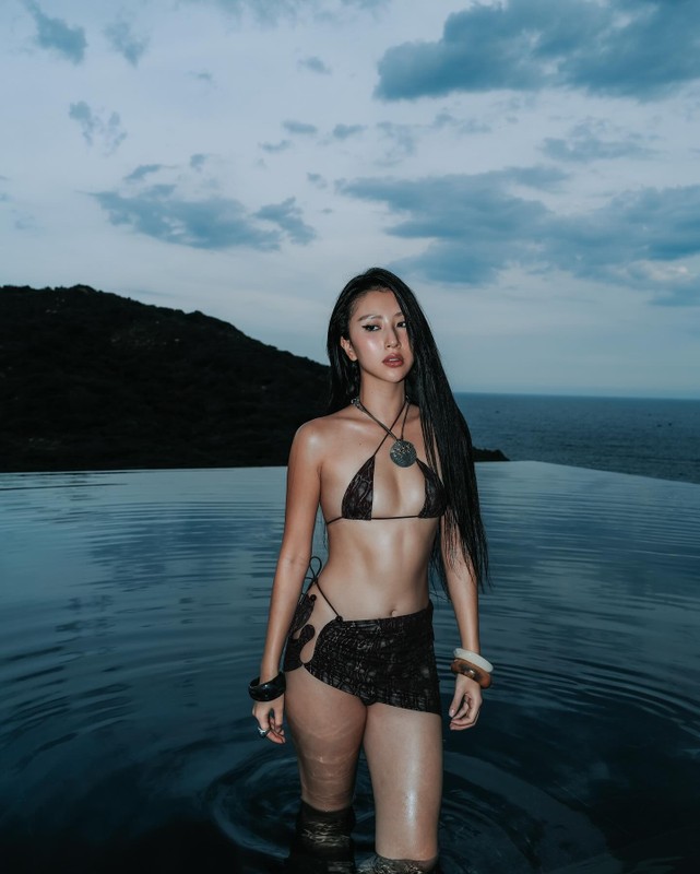 Quỳnh Anh Shyn diện bikini 2 mảnh, khoe trọn body cực cháy!