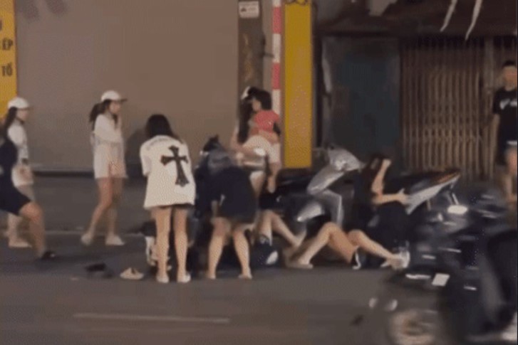 Nhóm thiếu nữ bị gô cổ về đồn vì xé áo nhau giữa đường phố Hà Nội
