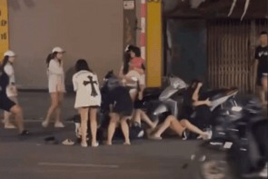 Nhóm thiếu nữ bị bắt về đồn vì xé áo nhau giữa đường phố Hà Nội
