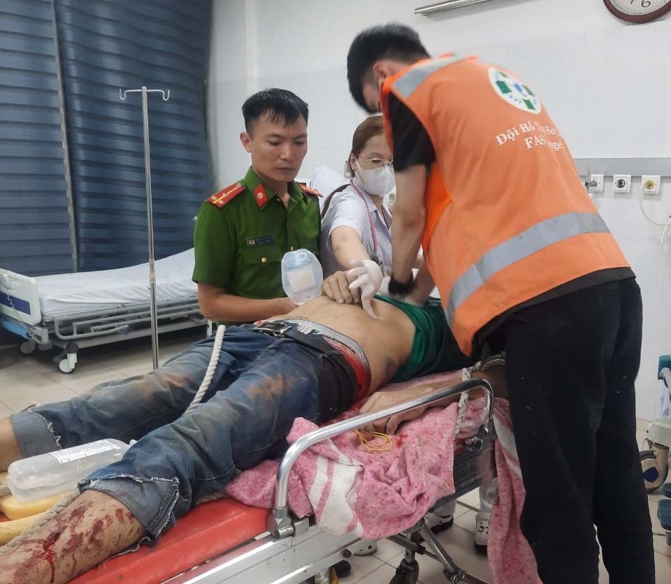 Hà Nội: Tai nạn sập tường khi đang phá dỡ nhà đè chết người, ai nấy đều hoảng hồn