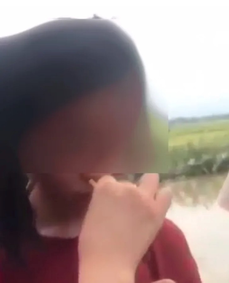 Phẫn nộ cô bé 14 tuổi bị bạn học đánh hội đồng, lột quần áo và ép hút thuốc lá tại Hà Nội